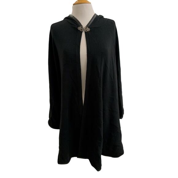 Patricia Nash Cape Poncho Vegan Leather Trim Ornate Metal Clasp Black OS NEW - Picture 3 of 13